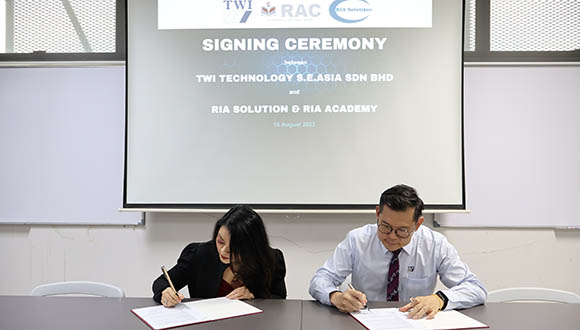 Professor Tat Hean Gan and Datin Fauzirah Zainun signed a Memorandum of Understanding (MoU)