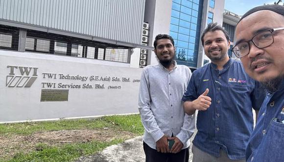 Ansari Emaad Iftekar (left) visiting TWI SEA office in Malaysia.