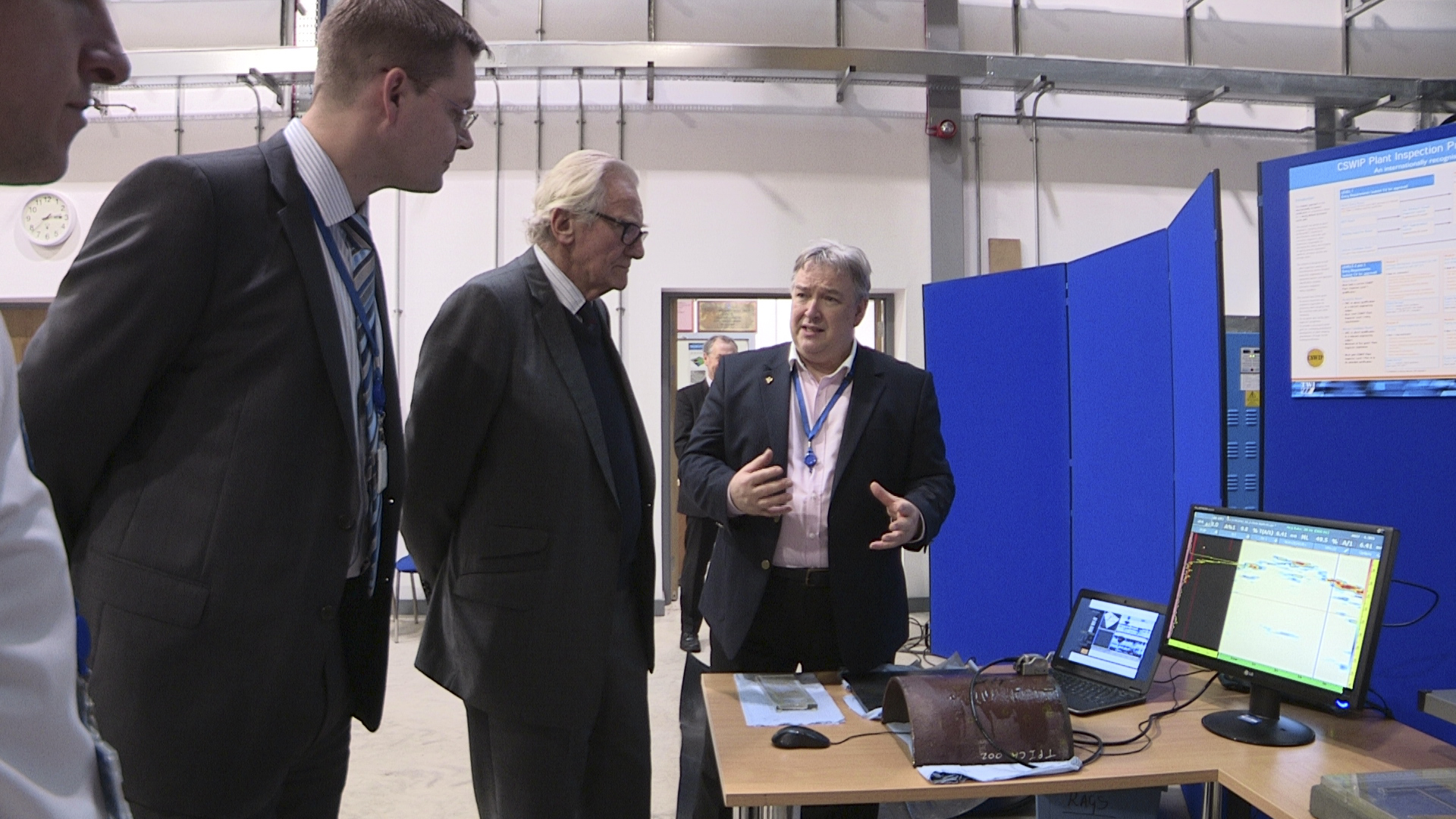 TWI's Neil Harrap discusses with Lord Heseltine non-destructive testing techniques used by inspection personnel to monitor the structural integrity of pipelines and large components