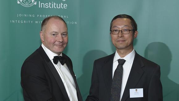 Last year’s winner, Yan Cui (right) with Chair of Council, Paul Tooms