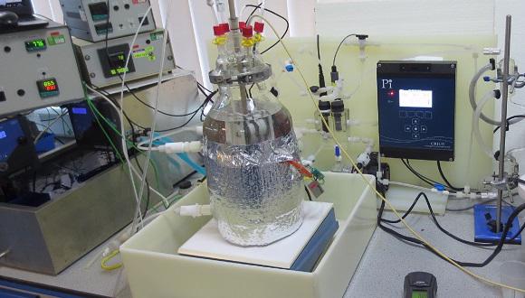 Figure 2. Image of the lab scale experimental set up that sets, maintains and monitors the dynamic service environment of a heat exchanger (high temperature, high dissolved oxygen level and chlorinated seawater)