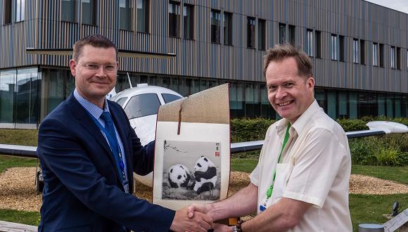 JITRI vice president, Paul Burrows (right), presents TWI operations director, Mike Russell, with a gift
