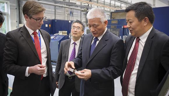 石功奇博士和Anthony McAndrew博士向王志刚部长介绍最新焊接技术
