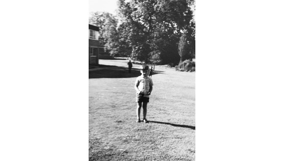 John als kleiner Junge auf der Wiese vor der historischen Abington Hall