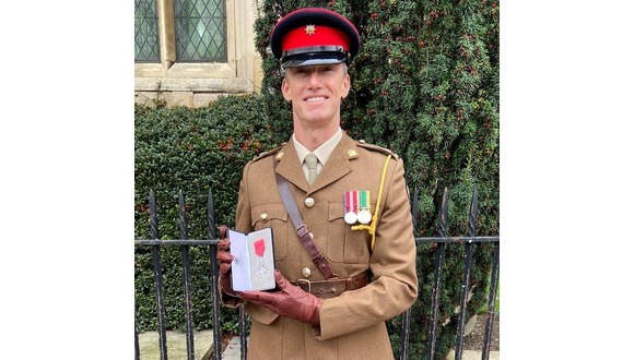 Major John Kell in Ausgehuniform mit seiner MBE-Medaille
