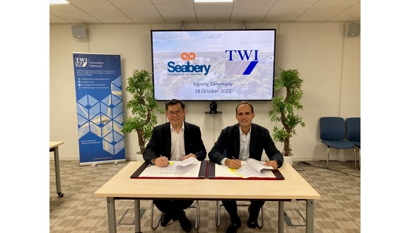 Figure 1. TWI’s Director, Membership and Innovation, Tat-Hean Gan and Seabery’s Antonio Claveria sign the strategic agreement