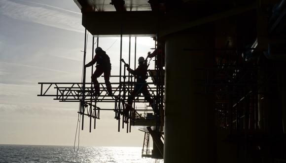  Engineers working on an offshore structure. Photo: Unsplash