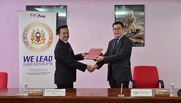 Dr. Ahmad Zulfaa Mohamed Kassim (left), Dr Tat-Hean Gan (right). Photo: Muhammad Taufik Abdul Rahman / USM