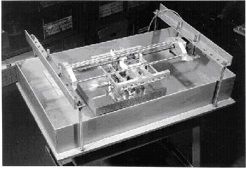Fig.4 Oil bath and ultrasonic inspection equipment used for groove ends