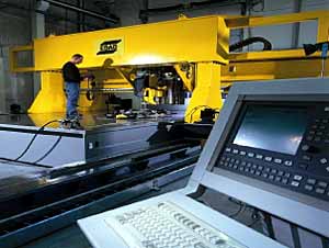  Bild 15. DanStir in Kopenhagen setzt eine CNC gesteuerte Esab SuperStir TM Maschine mit 15 x 3 x 1m Arbeitsvolumen ein [12]
