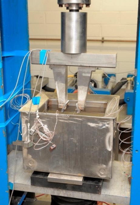 Figure 2 Low temperature SENB specimens tested (b) immersed in a cooled liquid bath