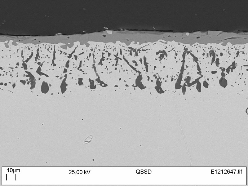 Figure 3: Scanning electron micrograph of UNS N06601 cross-section (tested in the polished surface condition) after 336h at 1100°C in flowing 90%CO-2.5%H2-Ar while under TiO2 powder.