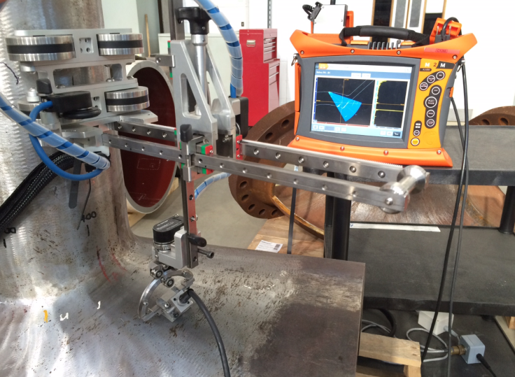 Fig 1. Phoenix ISL scanner on a test specimen and M2M Gekko instrument displaying data from within the nozzle joint