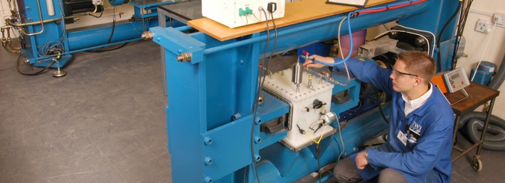Fatigue testing of materials in a corrosive environment